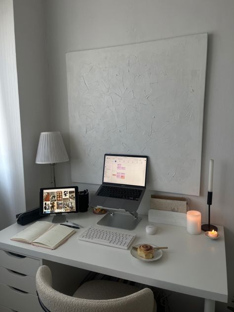 Room Decor Office, Small Space Desk Ideas, Desk Space Aesthetic, Aesthetic Office Desk, Study Desk Aesthetic, Architecture Desk, Small Office Decor, Desk Inspo, Office Room Decor