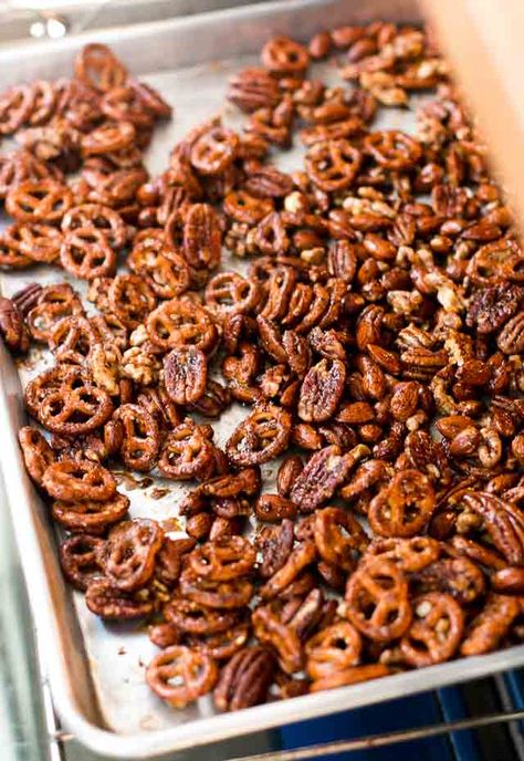 Spiced Pretzel Nut Cocktail Mix recipe Glazed Nuts, Spiced Pretzels, Spicy Pretzels, Pretzel Mix, Snack Mix Recipes, Nut Recipes, Cocktail Mix, Chex Mix, Think Food