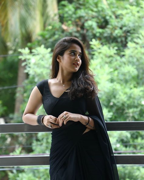 Deepthi Sunaina black saree photos - South Indian Actress Couples Instagram, Black Sari, Photoshop Edits, Fashionable Saree Blouse Designs, Style Fitness, Indian Photoshoot, Saree Photoshoot, Black Saree, Saree Look