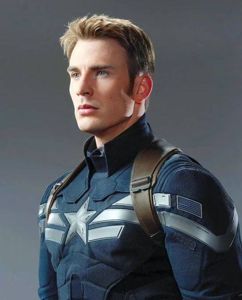 Captain America Reference, Captain America Photoshoot, Rdj And Chris Evans, Chris Evans Kiss, Captain America Suit, Superhero Captain America, Captain America Art, Superhero Facts, Quentin Tarantino Movies