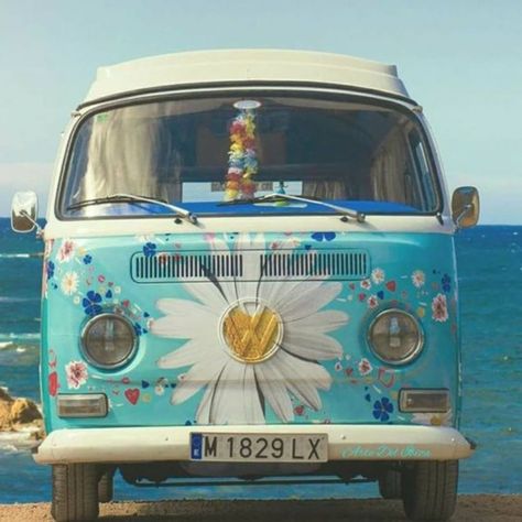 The Volkswagen Van brings emotions and memories to people. They remind people of simpler times and unlimited fun. How cool would it be to own one? Combi Hippie, Vw Kampeerwagens, Vw Minibus, Mundo Hippie, Kombi Motorhome, Van Vw, Volkswagen Vans, Interior Boho, Kombi Home