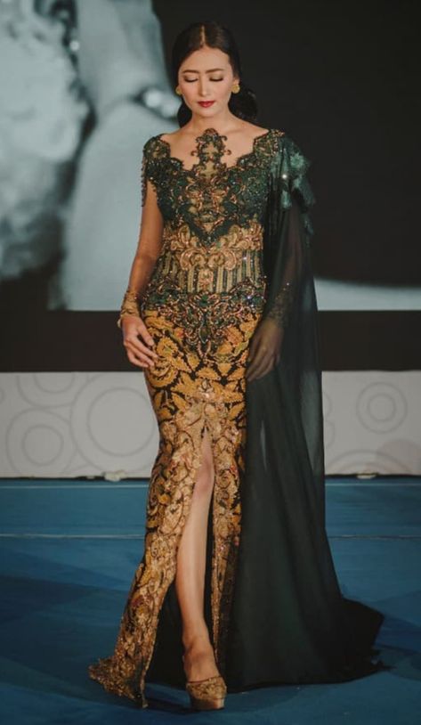 Model Kebaya Modern Wisuda, Drag Aesthetic, Indonesian Clothing, Cultural Dress, Kebaya Wedding, Batik Clothing, Kebaya Dress, Ankara Dresses, Batik Fashion