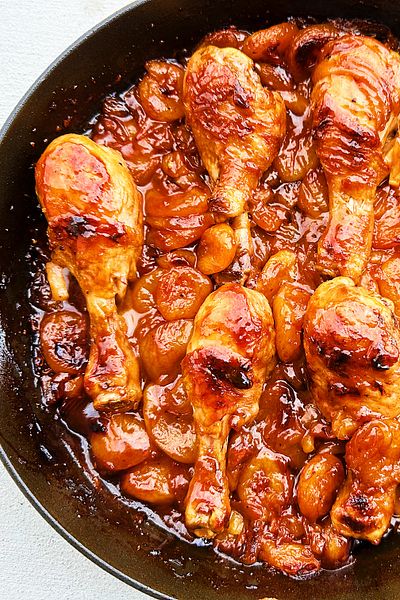 Sweet & Saucy Apricot Chicken - by Carolina Gelen - SCRAPS Recipe Using Dried Apricots, Apricot Chicken Drumsticks, Dried Apricot Recipes, Apricot Glazed Chicken, Apricot Chicken Recipes, Saucy Chicken, Pan Seared Chicken Breast, Turkey Brine Recipes, Apricot Recipes