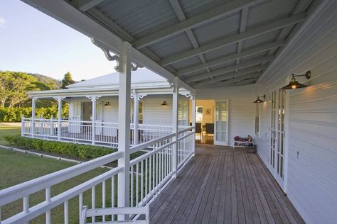 Queenslander Homes Exterior, Australian Country Houses, Queenslander House, Hamptons Style Homes, Traditional Exterior, House With Porch, Farmhouse Exterior, The Porch, Australian Homes