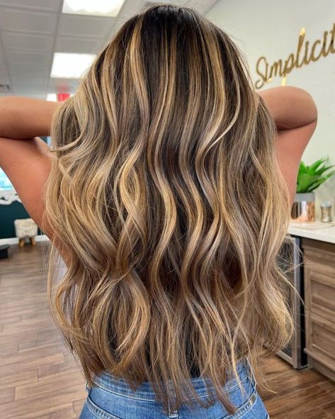 Dark Base with Caramel and Blonde Highlights Natural Lowlights, Caramel And Blonde Highlights, Medium Balayage Hair, Blonde Highlights On Brown, Blonde Highlights On Brown Hair, Dark Blonde Bobs, Dark Blonde Balayage, Brunette With Blonde Highlights, Chunky Blonde Highlights