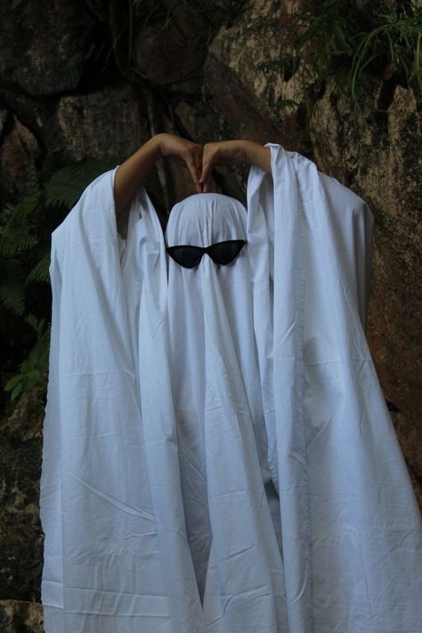 Ghost Pfp, Sheet Ghosts, Ghost Sheet, Attitude Photo, Ghost Photoshoot, Asthetic Picture White And Black, Sheet Ghost, Ghost Photography, Halloween Photography