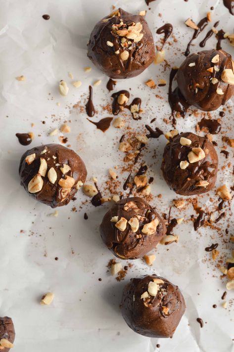 vegan snickers protein balls Snickers Protein Balls, Snickers Energy Balls, Snickers Balls, Snickers Protein, Vegan Snickers, Protein Balls Healthy, Breakfast Protein, Protein Balls Recipes, Healthy Vegan Desserts