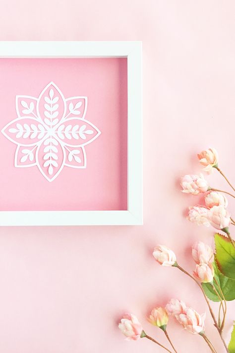 DIY Leaf In Leaf Wall Art - Maritza Lisa - Make your own wall art with your favorite leaf design, a picture frame and cardstock. Click through for the instructions of this DIY and Crafts tutorial! Diy Leaf, Diy Crafts Vintage, Cardstock Crafts, Diy Leaves, Mirror Crafts, Diy Lanterns, Leaf Wall, Mood Board Inspiration, Leaf Wall Art