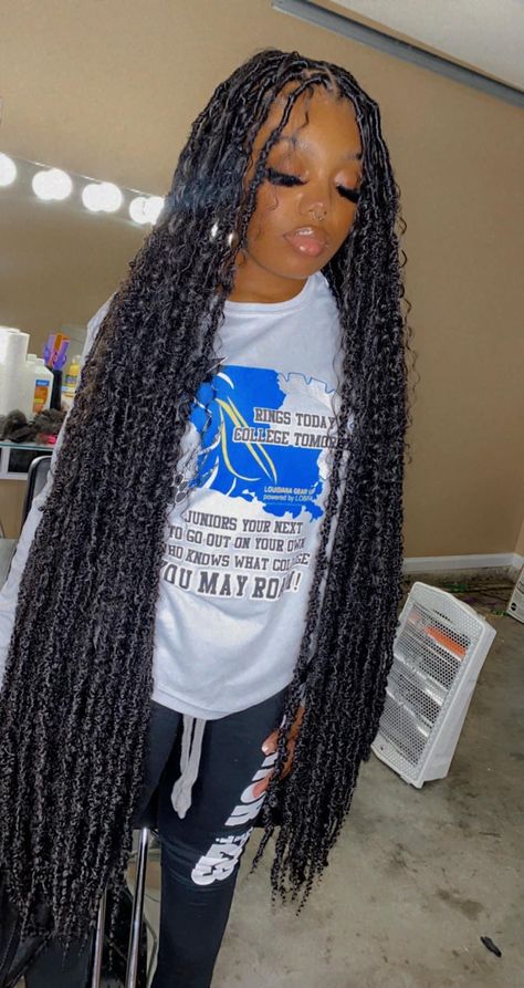 Distressed Bohemian Locs, Cruise Hairstyles For Black Women, Cruise Hairstyles, Jah Locs, Hair Inches, Bohemian Locs, Box Braid Hair, Black Hair Short Cuts, Soft Locs