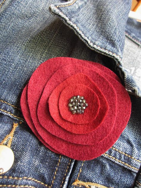 Garnet Crimson Arts and Crafts Flower by soleilgirl, via Flickr Art And Craft Flowers, Knitted Poppies, Fabric Brooches, Felted Projects, Felt Flowers Diy, 8 Mart, Felt Fashion, Fabric Brooch, Felt Jewelry