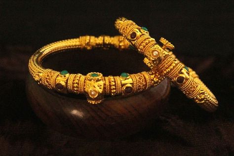 Gold Jewellery Indian, Traditional Bangles, Gold Bangles Indian, Gold Jewelry Outfits, Antique Gold Jewelry Indian, Bangles Gold, Antique Jewellery Designs, Jewellery Indian, Bridal Diamond Jewellery