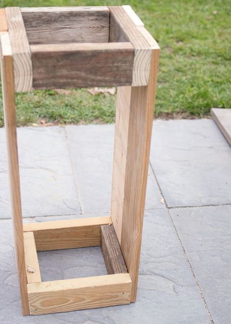 Diy Square Planters Outdoor, How To Build Planter Boxes Easy Diy, Tall Planters For Wedding, Tall Porch Planters Diy, Wooden Planter Boxes Front Porch, Easy Wood Planters Diy, Tall Wood Planters Diy, Diy Patio Planters, Wedding Planters Outdoor