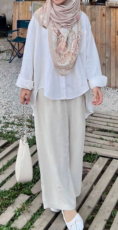 White Outfits For Women Hijab, White Outfit Ideas Hijab, Nude Outfits Hijab, White Blouse Outfit Hijab, Outfit Bukber Ramadhan Hijab, White Dress Hijab Outfits, Simple Hijabi Outfits, White Hijab Outfit, White Blouse Outfit