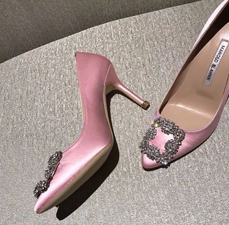 Manolo Blahnik 'Hangisi' pumps Pink Manolo Blahnik Shoes, Manolo Wedding Shoes, Manolo Blahnik Pink, Manolo Blahnik Sandals, Formal Pumps, Manolo Blahnik Pumps, Chic High Heels, Manolo Blahnik Hangisi, Pointy Heels