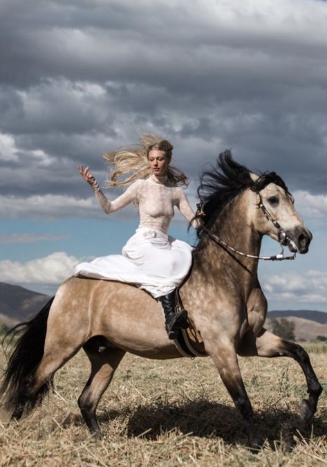 Women On Horse, Person Riding A Horse, Horse And Rider Photography, Woman On Horseback, Cowgirl Riding Horse, Woman On Horse, Horse With Rider, Woman Riding Horse, Horse Photography Poses