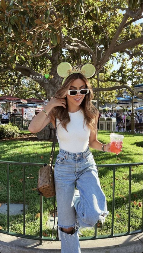 Disneyworld Outfit Women, Trendy Disney Outfits, Disneyland Outfit Ideas, Hongkong Outfit, Disneyworld Outfit, Outfit Ideas For Moms, Disney Park Outfit, Disney Poses, Universal Studios Outfit