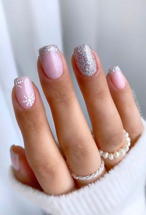 4. Sparkly Festive Nails Add some sparkle to your look with nails like these! Three of the nails have sparkly tip nails, one has... Unghie Sfumate, Christmas Gel Nails, Cute Gel Nails, Christmas Nails Acrylic, Sparkle Nails, Short Acrylic Nails Designs, Nail Designs Glitter, Festival Nails, Sparkly Nails