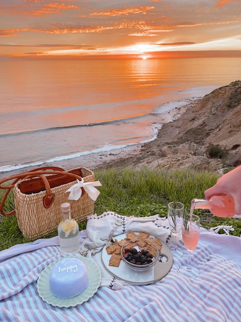 Beach picnic with basic cake basket sunset boyfriend Coastal Picnic, Preppy Picnic, Cozy Picnic, Cake Basket, Preppy Coastal, Basic Cake, Anniversary Dinner, Indoor Photography, Dinner Party Ideas