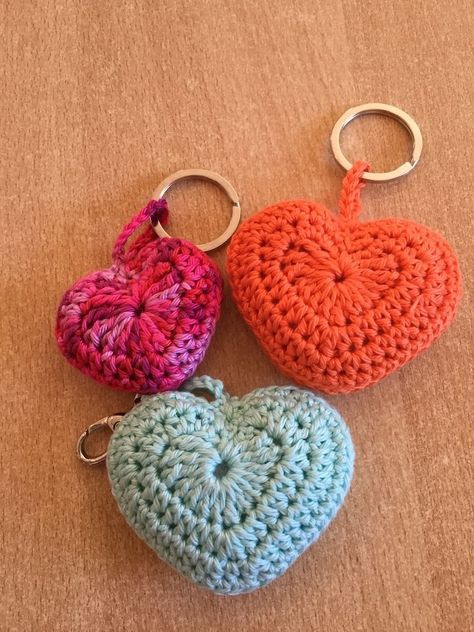 Tuto coeur au crochet                                                                                                                                                                                 Plus Valentine Amigurumi, Heart Amigurumi, Valentine Crochet, Crochet Valentine, Crochet 101, Heart Crochet, Diy Event, Crochet Decoration, Doll Crochet