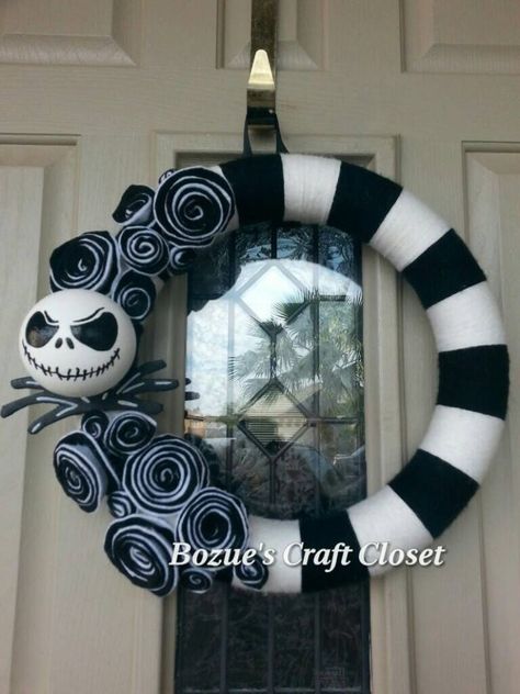 Jack Skellington Wreath, Nightmare Before Christmas Wreath, Nightmare Before Christmas Decorations, Halloween Memes, Halloween Pumpkins Painted, Nightmare Before Christmas Halloween, Adornos Halloween, Theme Halloween, Halloween Snacks