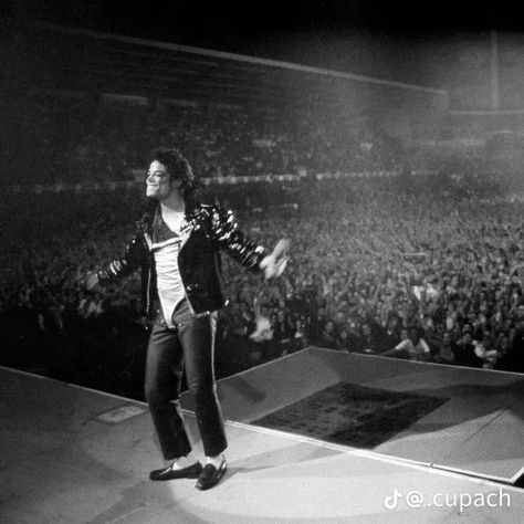 Michael Jackson Tour, Concert Crowd, Michael Jackson Bad Era, Michael Jackson Dangerous, Hee Man, Michael Jackson Wallpaper, Michael Jackson Rare, Photos Of Michael Jackson, Jackson Bad