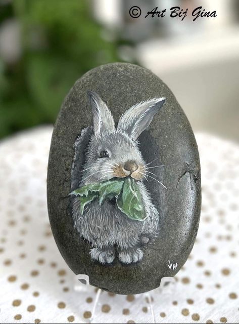 Rock Kunst, Rock Painting Supplies, Hair Recipes, Painted Feathers, Painted Things, Painting Stones, Rock Animals, Painted Rock Animals, Painting On Rocks