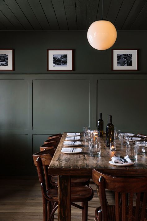 Photo by Read McKendree. Dark Green Living Room, Brooklyn Design, Modern Farmhouse Dining Room, Green Dining Room, Dark Green Walls, Modern Farmhouse Dining, Hotel Interiors, Dark Interiors, Living Room Green