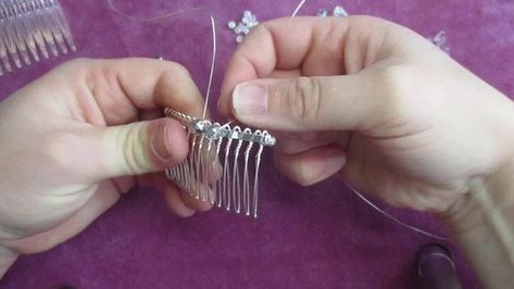 Diy Wedding Hair Clip, Diy Pearl Hair Accessories, Prom Hairdos, Easy Prom Hairstyles, Diy Bridal Hair, Diy Hair Accessories Tutorial, Hair Pins Diy, Beaded Hair Combs, Hair Accessories Tutorial