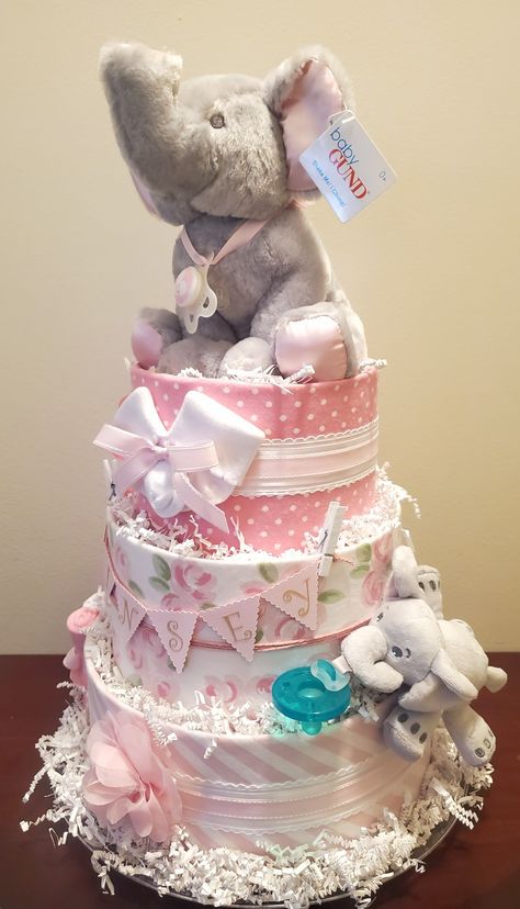 Baby Shower Diaper Cake Ideas, Baby Shower Nappy Cake, Diaper Cake Ideas, Diaper Centerpiece, Princess Diaper Cakes, Chelsea Baby, Shower Baskets, Ideas Regalo, Baby Shower Baskets