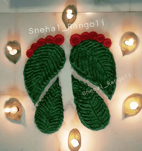 Rice Rangoli Design, Green Rangoli, Lakshmi Feet, Margali Kolam, Festival Rangoli, Rangoli Colours, Rangoli Border, Rangoli Borders, Rangoli Ideas