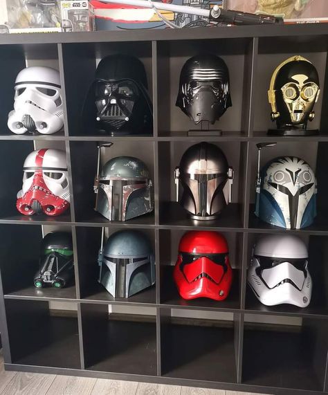 Star Wars Game Room Man Caves, Mandalorian Bedroom Ideas, Star Wars Helmet Display, Star Wars Game Room, Star Wars Room Ideas, Star Wars Themed Room, Disney Room, Star Wars Helmet, Captain Rex