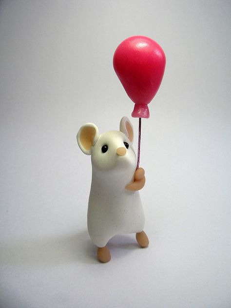 Balloon Mouse --- is this not adorable ! Cute Clay Creations, Air Dry Clay Projects, Polymer Clay Figures, Polymer Clay Diy, Cute Polymer Clay, Clay Animals, Clay Ornaments, Clay Miniatures, Cute Clay