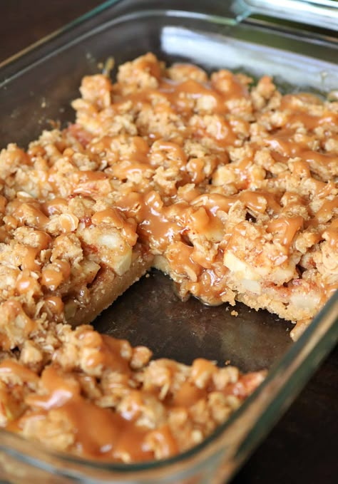 Try these Easy Salted Caramel Apple Pie Bars for a delicious fall or Thanksgiving dessert!  These caramel apple pie bars have a buttery shortbread crust and are made with granny smith apples, a brown sugar-cinnamon oat streusel topping, and are drizzled with an easy homemade salted caramel sauce. The most delicious apple pie bar you'll ever eat! #applepiebars #applepie #saltedcaramel #caramelapple #falldessert Apple Crumble Squares, Carmel Apple Desserts Easy, Caramel Apple Bars Recipe, Apple Streusel Bars, Carmel Apple Bars Easy, Apple Christmas Dessert, Buttery Desserts, Thanksgiving Dessert Bars, Thanksgiving Apple Desserts