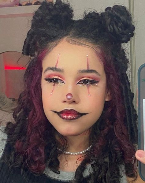 Makeup Looks For Halloween Easy, Easy Diy Clown Costume For Women, Fantasia Pro Halloween, Simple Cute Clown Makeup, Halloween Makeup Inspo Easy, Fantasias Pro Halloween, Movie Makeup Looks, Make Halloween Simples, Maquillaje De Payaso Mujer