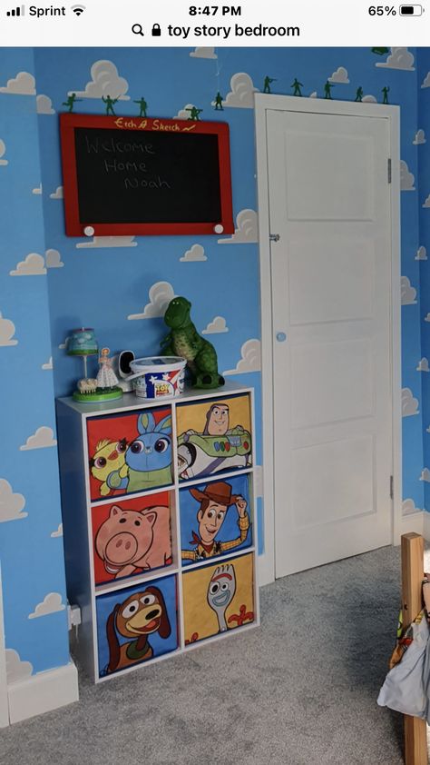 Toy Story Dresser Diy, Toy Story Bedroom Decor, Buzz Lightyear Bedroom Ideas, Toy Story Boys Room, Diy Toy Story Room Decor, Boys Disney Room, Pixar Bedroom Ideas, Toy Story Themed Room, Toy Story Playroom Ideas