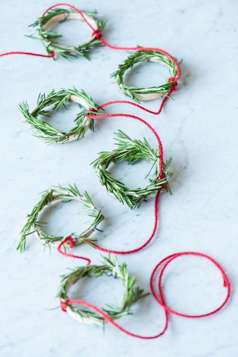 Amish Rosemary DIY Christmas Wreaths Garland | AllFreeHolidayCrafts.com Amish Christmas Decorations, Rosemary Diy, Rosemary Wreath, Pretty Christmas Decorations, Wreath Garland, Mini Wreaths, Holiday Garlands, Festival Diy, Navidad Diy