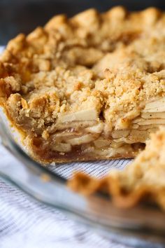 Chai Apple Pie is the perfect cozy twist on the classic! Buttery streusel makes it even better! Apple Crumble Pie Recipe, Sour Cream Apple Pie, Easy Apple Crumble, Apple Pie Recipe Easy, Apple Crumble Pie, Crumble Pie, Pie Crust Dough, Dutch Apple Pie, Pie Crumble