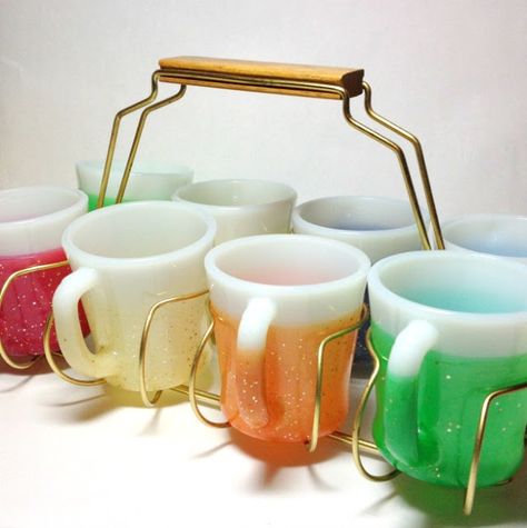 Hipster Kitchen, Fire King Dishes, Vintage Pyrex Patterns, Vintage Kitchen Accessories, Vintage Thrift Stores, Retro Glassware, Retro Kitchenware, Vintage Dishware, Vintage Coffee Cups