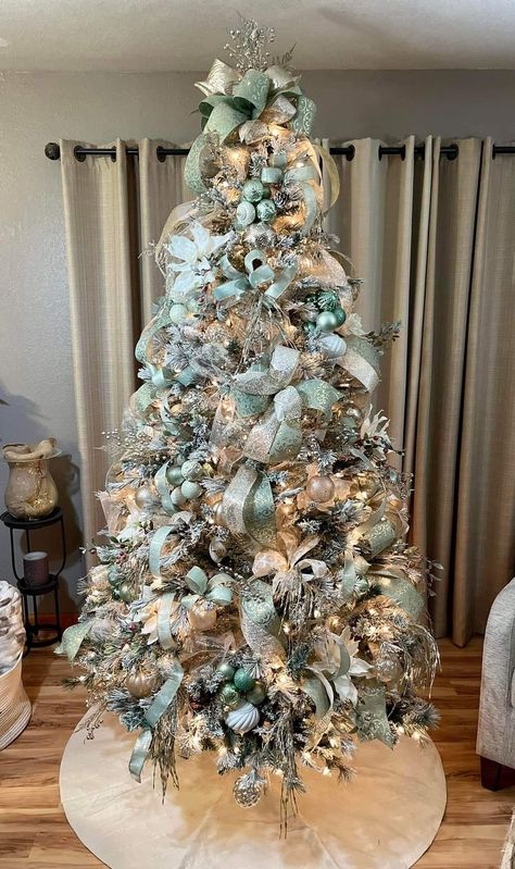 Gold Christmas Tree Ideas, Green Christmas Tree Decorations, Glam Christmas Tree, Elegant Christmas Tree Decorations, White Christmas Tree Ideas, Pretty Christmas Decorations, Diy Christmas Tree Topper, Christmas Tree Decorating Themes, Minimalist Christmas Tree