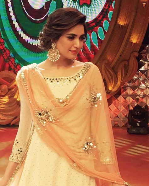 15.9k Likes, 48 Comments - Indianstreetfashion (@indianstreetfashion) on Instagram: “Slaying the traditional look Karishma Tanna rocks an Abhinav Mishra outfit with classic chandballis…” Karishma Tanna, Side Bun Hairstyles, Side Bun, Hairstyles Indian, Indian Wedding Hairstyles, Salwar Kamiz, Indian Attire, Manish, Desi Fashion