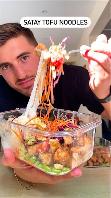 Giuseppe Federici on Instagram: "Satay Inspired Tofu Noodle Salad with over 40g plant-based protein 💪🏼, stored in these leakproof @sistema_uk containers perfect for making sauces and keeping food fresh! 🌱 #sistema #alwaysreuseful #ad INGREDIENTS: (3 meals) 2 blocks firm tofu (2 x 280g) 1 tbsp olive oil 2 tbsp soy sauce 2 tbsp cornflour 1 large carrot handful cherry tomatoes 1/4 red cabbage 200g edamame beans 1 avocado sesame seeds crushed peanuts 400g noodles or rice of choice SAUCE: 2 heaped Satay Tofu Noodles, Satay Noodle Salad, Tofu Noodle Salad, Tofu Noodle Bowl, Satay Tofu, Tom's Diner, Tofu Noodles, Tofu Salad, Firm Tofu