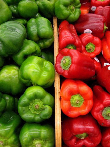 . Paleo Guide, Red Vegetables, Vegetables Photography, Photography Course, Peppers And Onions, Stuffed Sweet Peppers, Fruit And Veg, Complementary Colors, Fresh Produce