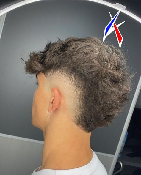 Fade Haircut Curly Hair, Men Fade Haircut Short, Haircut Selfie, Photo Hijab, Mohawk Hairstyles Men, Curly Hair Fade, Mens Haircuts Short Hair, Gents Hair Style, Men Haircut Curly Hair