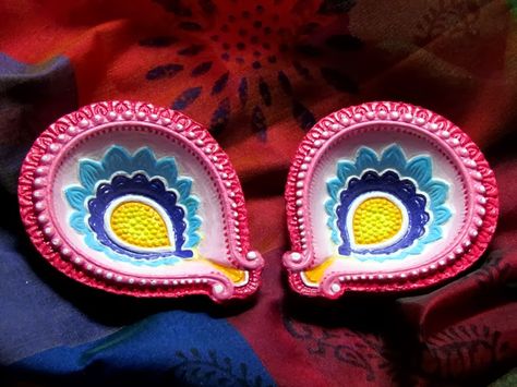 Diwali Diya Painting, Painted Diya, Diy Diwali Lanterns, Diya Making, Diwali Craft Ideas, Indian Festival Of Lights, Diwali Painting, Arti Thali, Ganpati Decoration Ideas