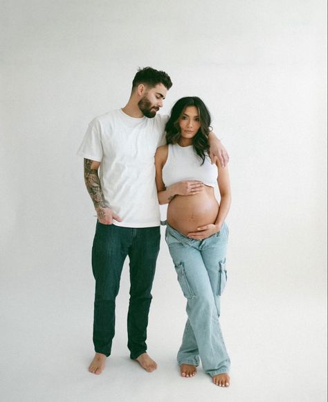 Natural Maternity Photography, Studio Maternity Shoot, Maternity Studio Photoshoot, Family Maternity Pictures, Studio Maternity Photos, Baby Announcement Photoshoot, Maternity Photography Poses Couple, Pregnancy Photos Couples, Maternity Photography Studio