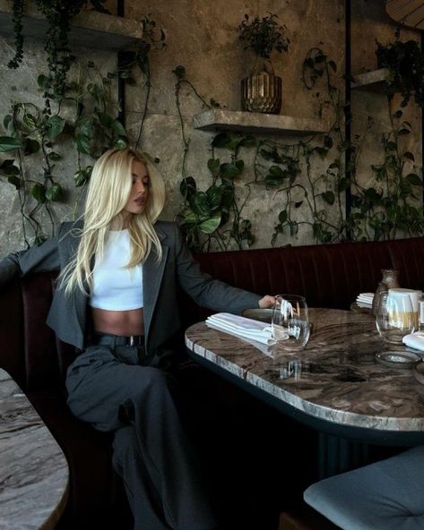 Instagram Pose Ideas Autumn, Coffee Cafe Outfit, Elegant Blonde Woman Aesthetic, Rich Y2k Outfits, Dinner With Boyfriend Outfit, Blonde Hair Dress Outfit, Cool Feminine Outfit, Elegant Woman Aesthetic Luxury, High Class Women Style