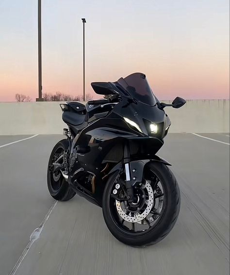 Black Sports Motorcycle, Sport Bike Aesthetic, Luxurious Motorcycles, Motor Sport Aesthetic, Motor Cycle Aesthetic, Motor Bike Aesthetic, Street Bike Aesthetic, Sports Bike Aesthetic, Yamaha R7 Black