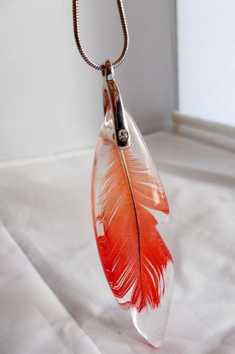 Feather Diy, Flower Resin Jewelry, Epoxy Resin Diy, Feather Pen, Wood Resin Jewelry, Resin Jewelry Diy, Resin Jewelry Making, Feather Crafts, Epoxy Resin Crafts