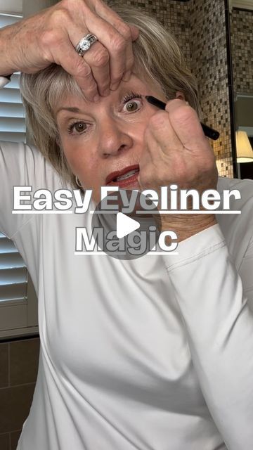 Eyeliner On Top Lid Only, Makeup For Lowered Eyelids, Makeup For Crepey Eyelids, Wrinkled Eyelids Makeup Tips, Eyes Liner Styles, Eyeliner Over 50 How To Apply, Easy Natural Eyeshadow, How To Apply Eyeliner For Older Women, How To Put On Eyeliner