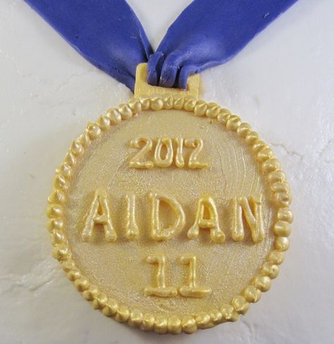 Tinted white chocolate Olympic gold medal airbrushed with gold sheen. Medal Cake Ideas, Olympic Cake Ideas, Gold Medal Cake, Olympic Theme Cake, Gold Medal Olympics 2024, Olympic Gold Medal, Cake Hacks, Birthday Cake Topper Printable, Olympic Gold Medals